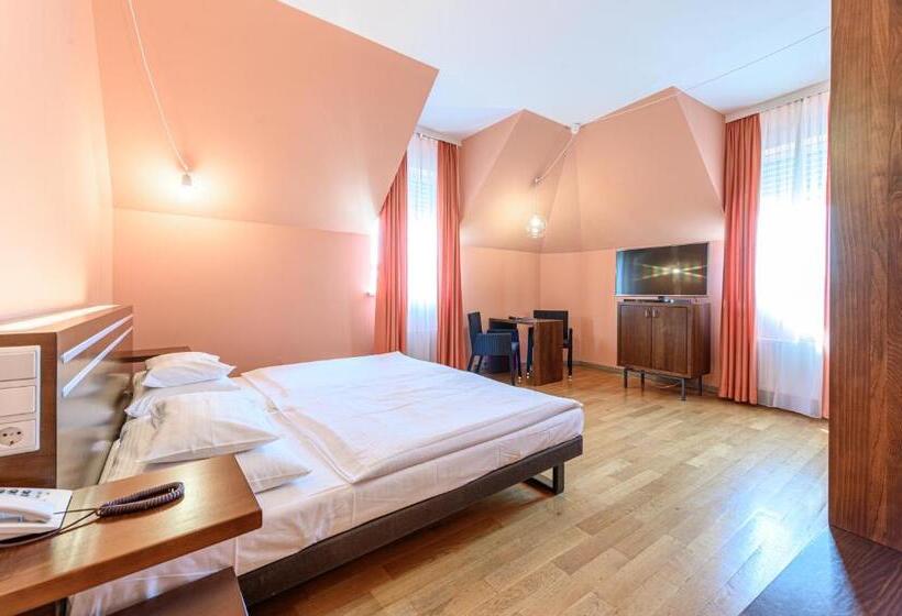 اتاق استاندارد, Caroline