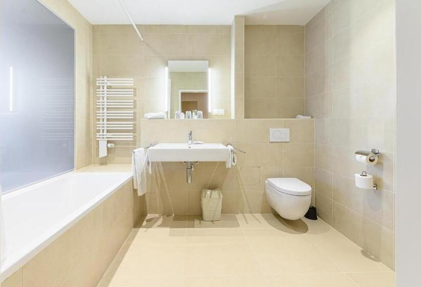 اتاق استاندارد, Caroline