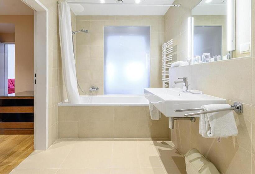 اتاق استاندارد سه نفره, Caroline