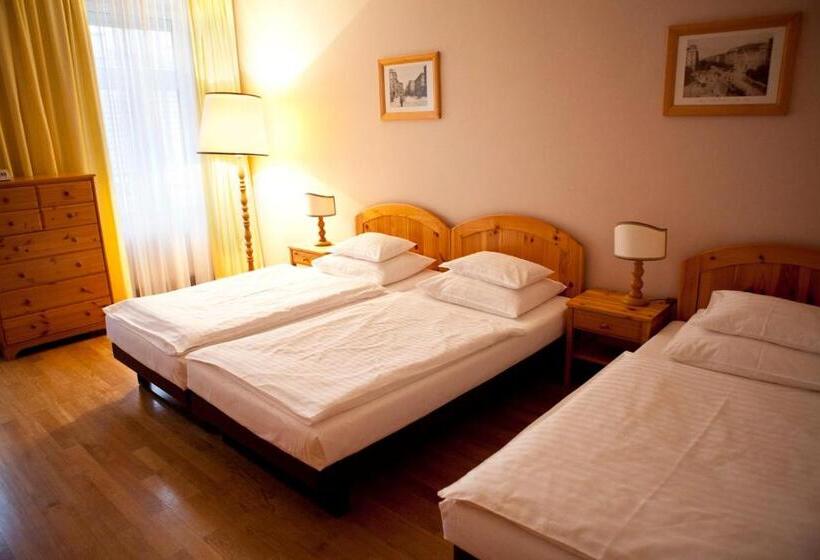 اتاق استاندارد سه نفره, Caroline