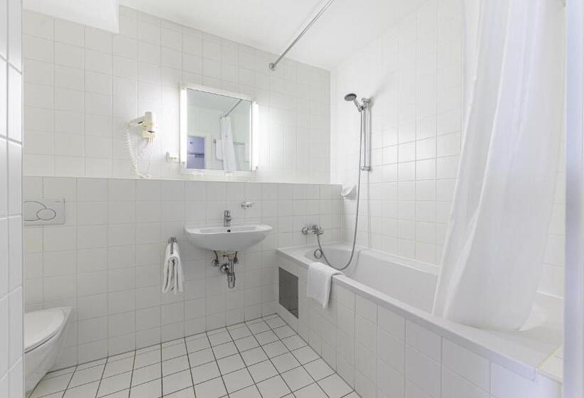 اتاق راحتی, Caroline