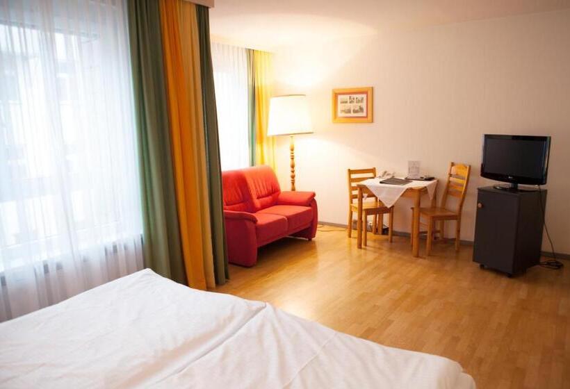 اتاق راحتی, Caroline