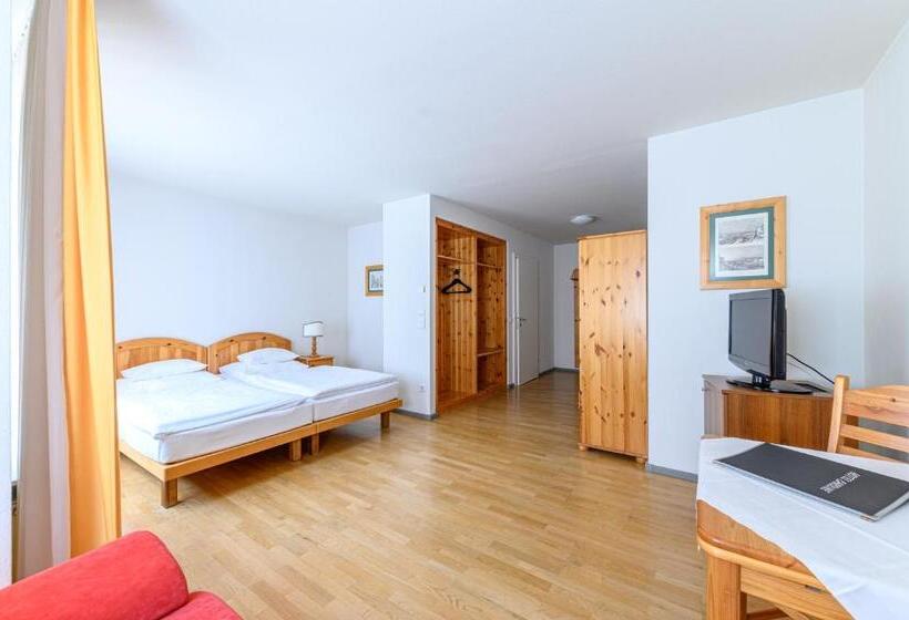 اتاق راحتی, Caroline