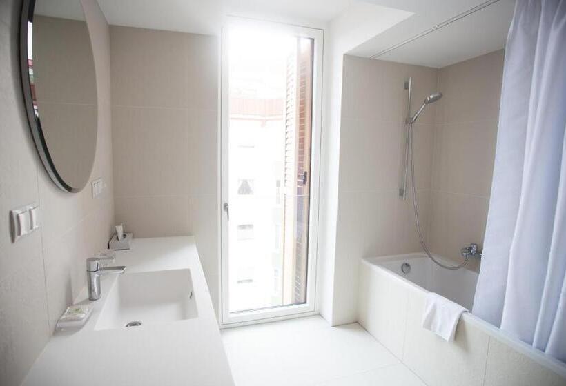 اتاق لوکس, Caroline