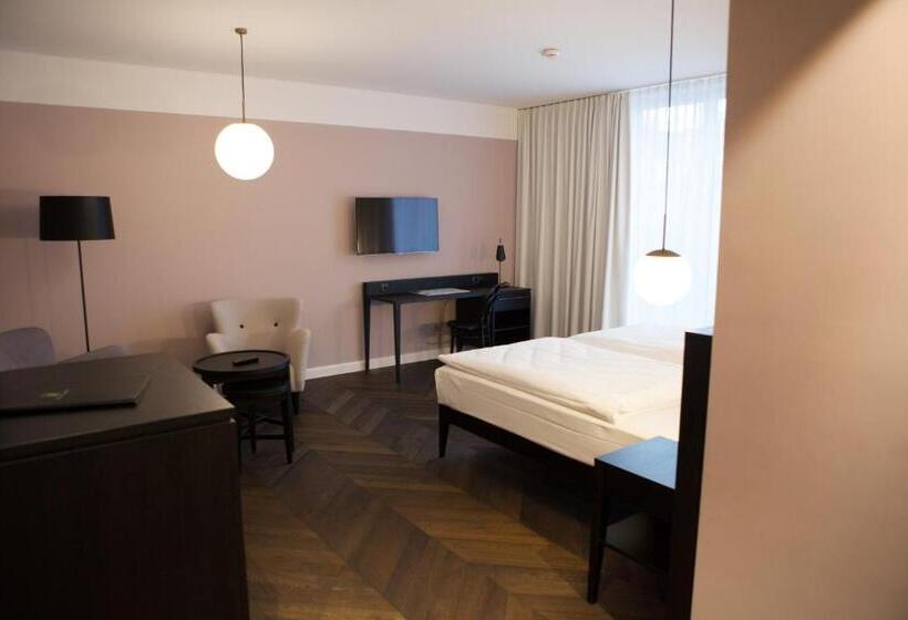 اتاق لوکس, Caroline