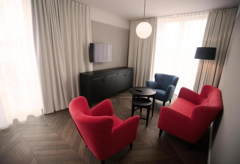 سوئیت جونیور با تراس, Caroline