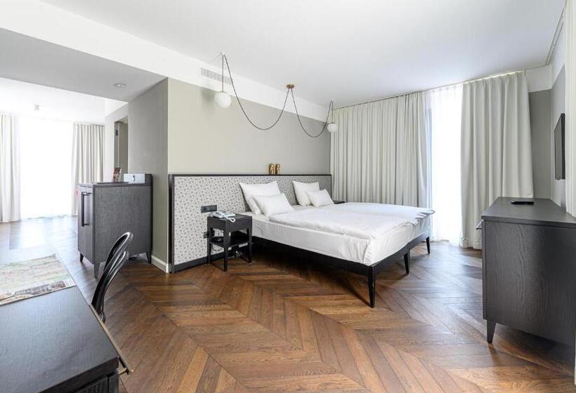 سوئیت جونیور با تراس, Caroline