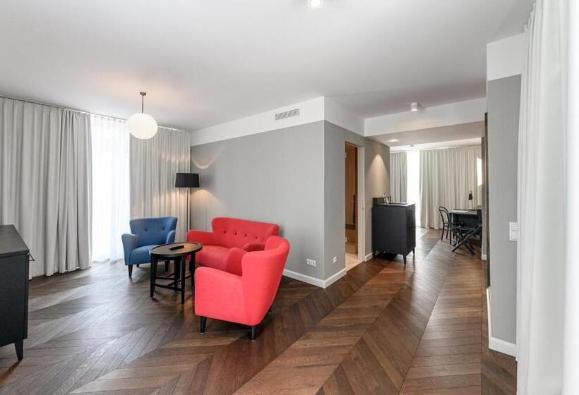 سوئیت جونیور با تراس, Caroline