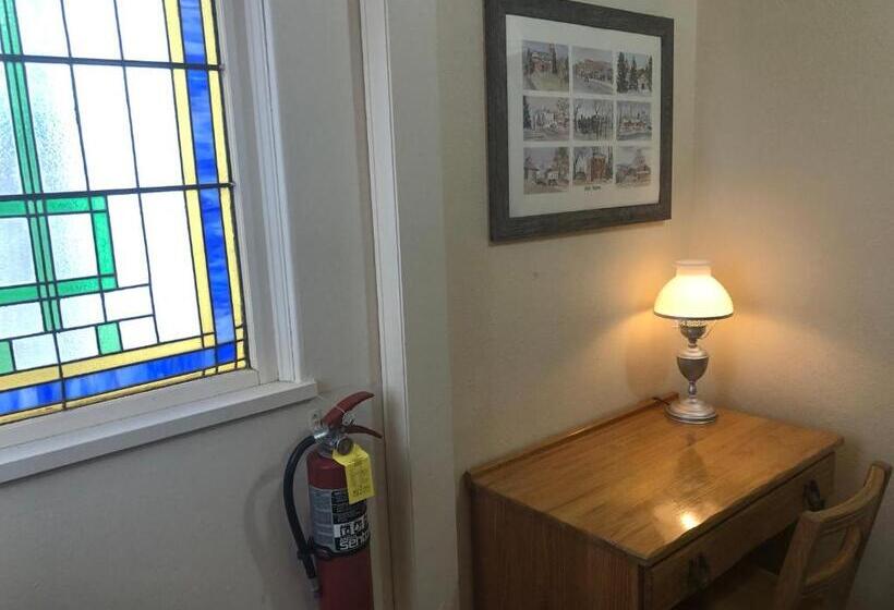 جناح مزوَّد بشرفة, Mansion House Motel