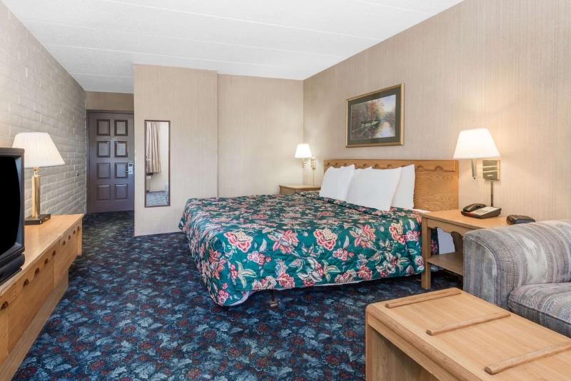 带大床的标准间, Knights Inn Dayton By Miller Lane