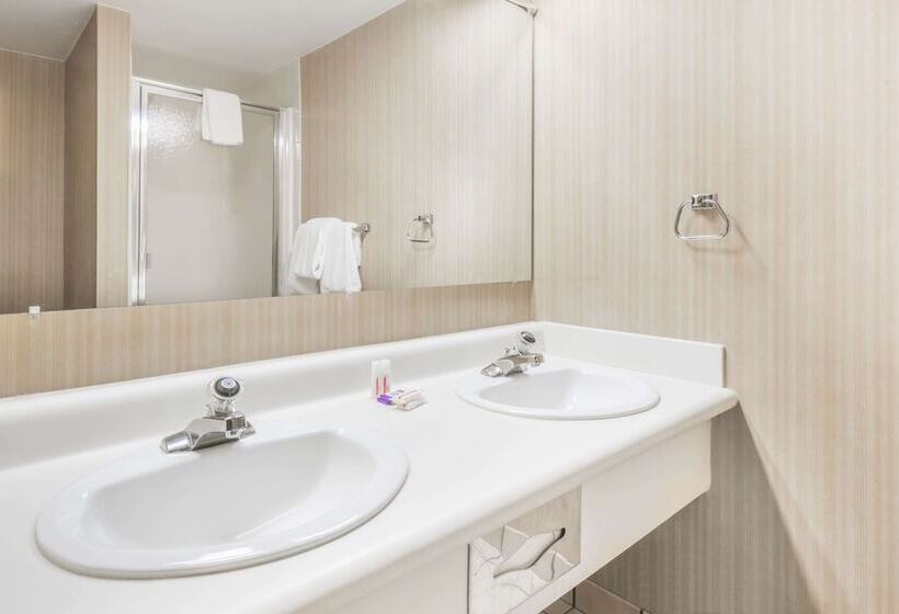 带2个双人床的标准工作室, Knights Inn Dayton By Miller Lane