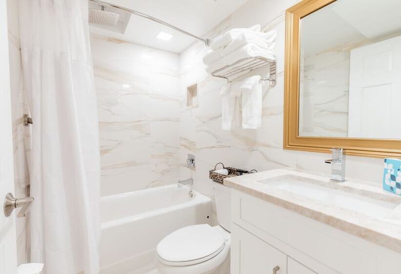 阁楼房, La Mer Beachfront Resort