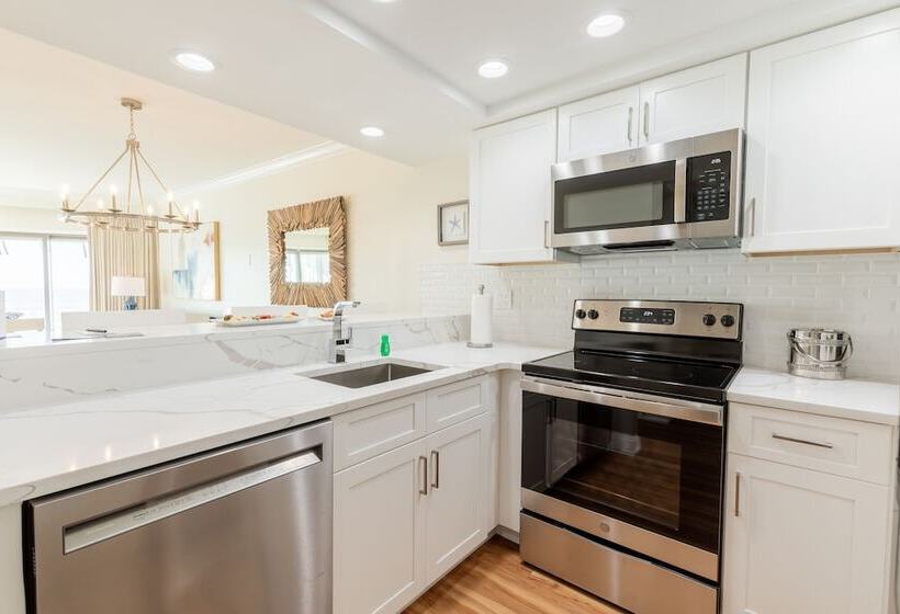 阁楼房, La Mer Beachfront Resort