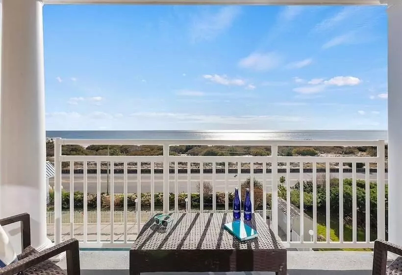 オーシャンビューのプレミアムルーム。, La Mer Beachfront Resort