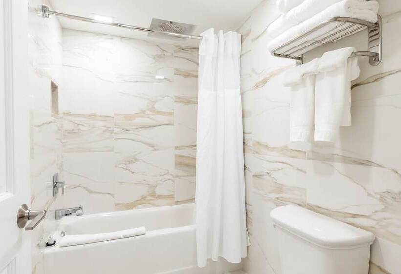 阁楼房, La Mer Beachfront Resort