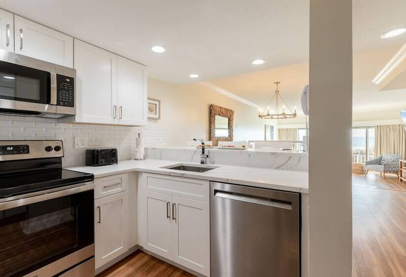 阁楼房, La Mer Beachfront Resort