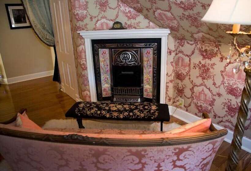 جناح, Rivertown Inn