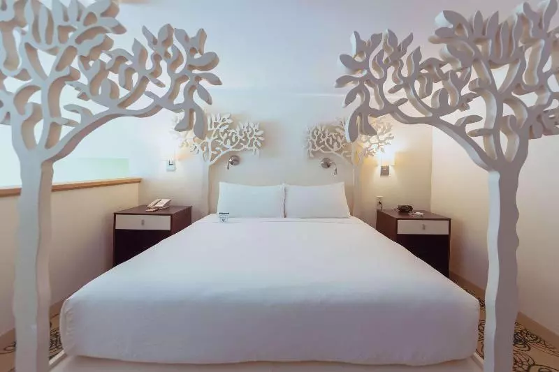 سوئیت با تخت بزرگ, Skyler Syracuse Tapestry Collection By Hilton