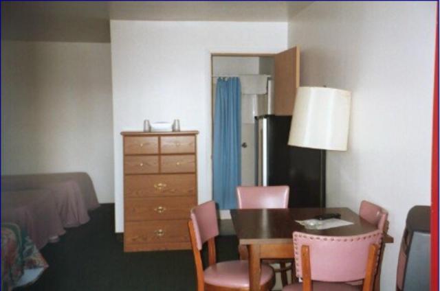 带2个双人床的标准工作室, Port Lodge Motel