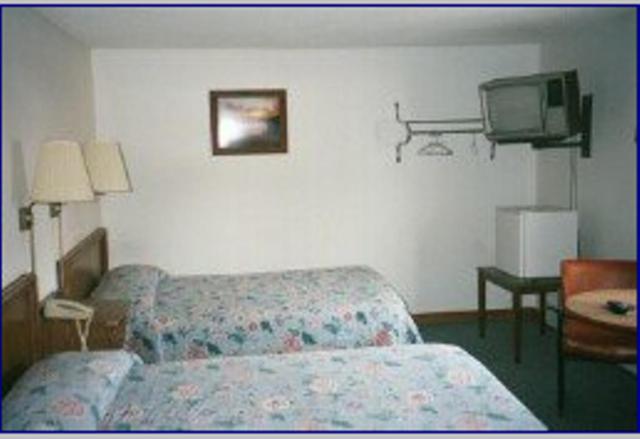 带2个双人床的标准工作室, Port Lodge Motel