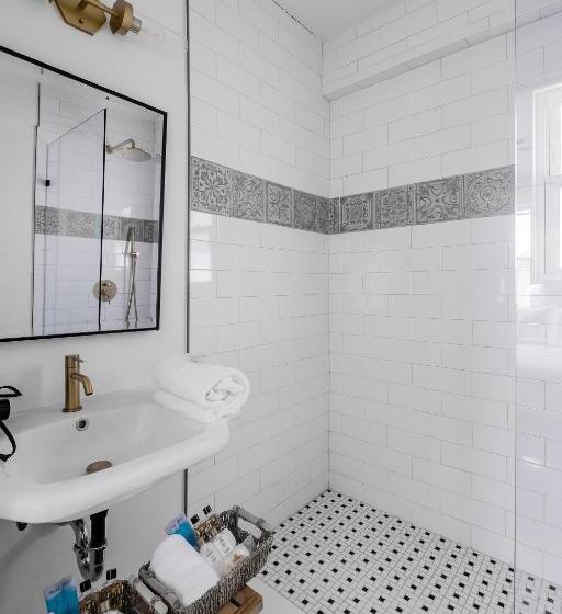 إستوديو قياسى سرير كينج, Scarborough Inn