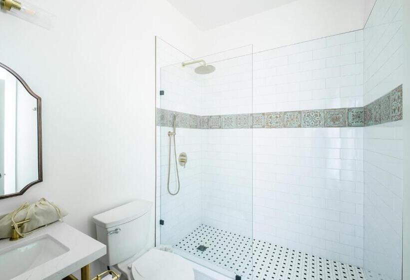 غرفة عائلية, Scarborough Inn