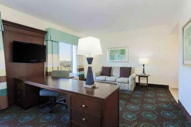 キングサイドベッドのスタンダードワンルーム, Hampton Inn & Suites Wheelingthe Highlands