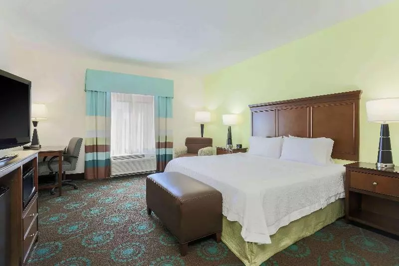 キングサイズベッドのスタンダードルーム, Hampton Inn & Suites Wheelingthe Highlands