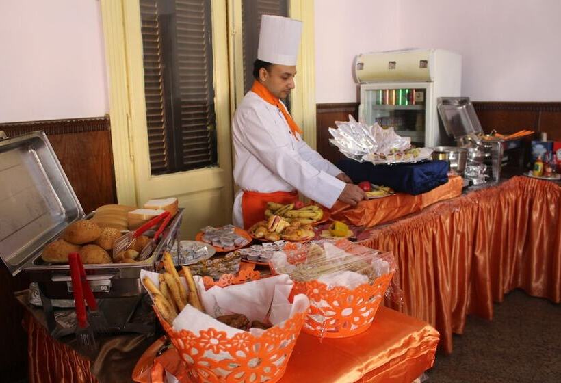 اتاق استاندارد یک نفره, Royal Home