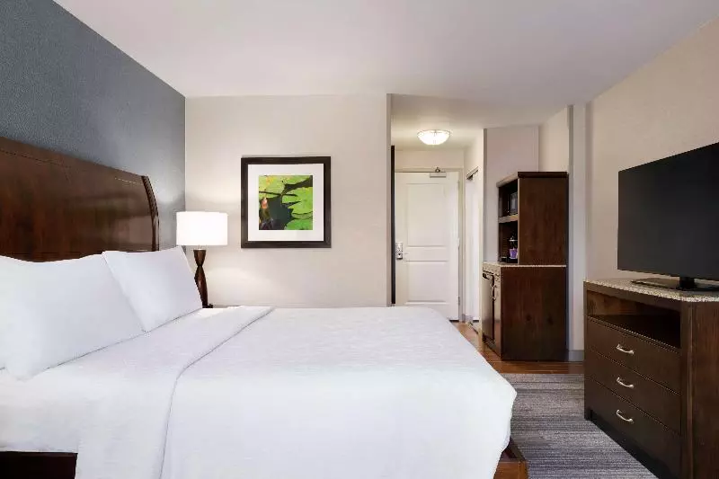 キングサイズベッドのスタンダードルーム, Hilton Garden Inn Stony Brook
