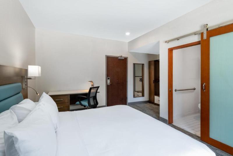 חדר סטנדרט עם מיטת קינג, Hilton Garden Inn Stony Brook