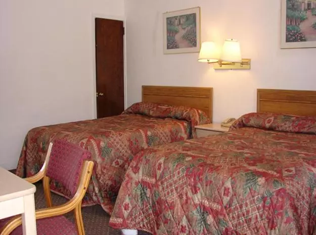 ２ダブルベッドのスタンダードルーム, Red Carpet Inn & Suites Morgantown