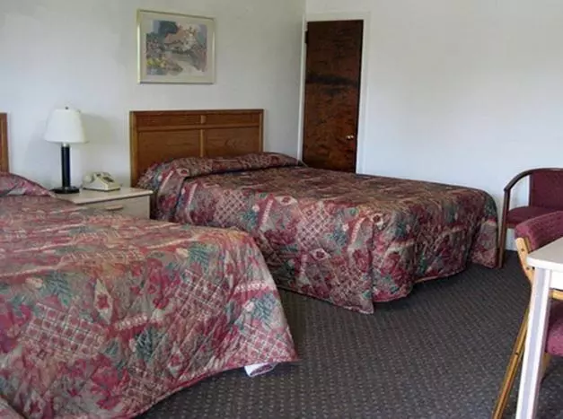 ２ダブルベッドのスタンダードルーム, Red Carpet Inn & Suites Morgantown