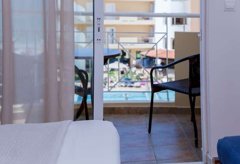 חדר סטנדרט נוף לבריכה, Sunny Bay