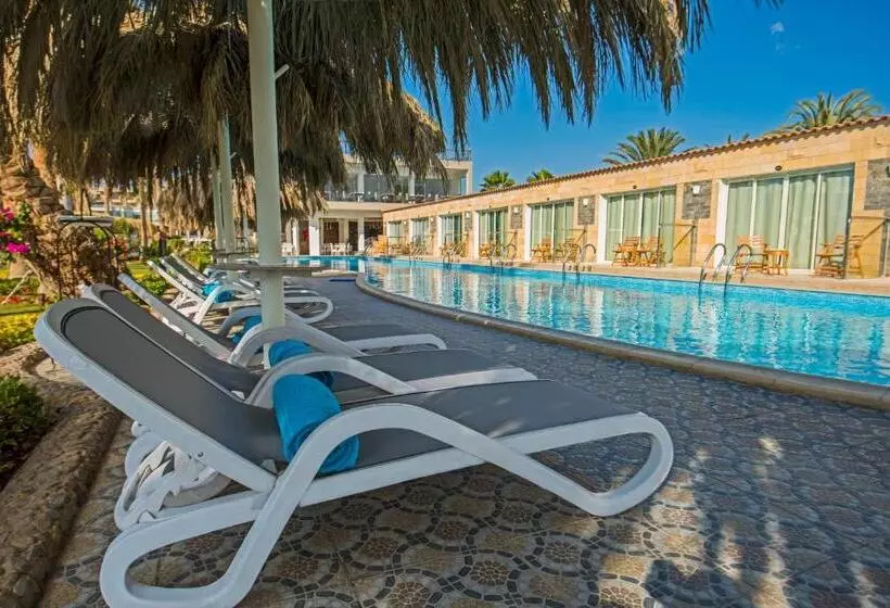 Standard swim-up room