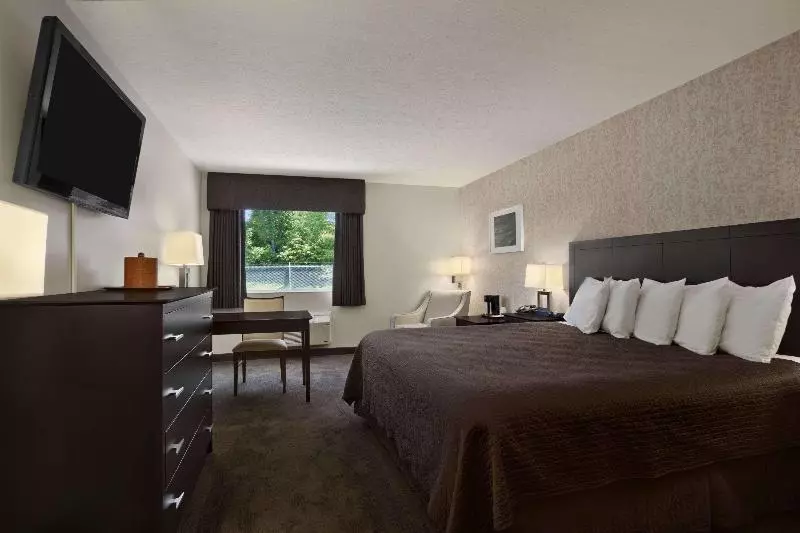 キングサイズベッドのスタンダードルーム, Travelodge By Wyndham Hubbard Oh