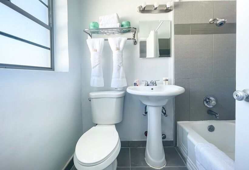 غرفة ديلوكس, The Blue Wave