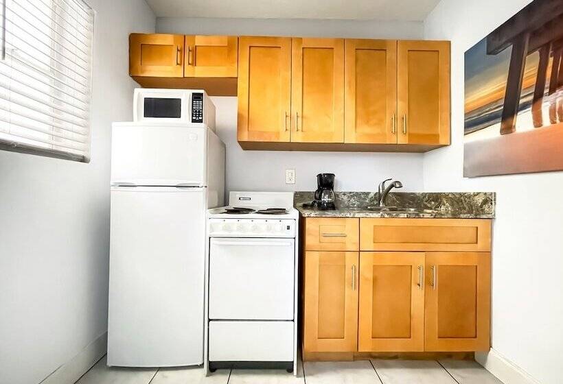 غرفة ديلوكس, The Blue Wave