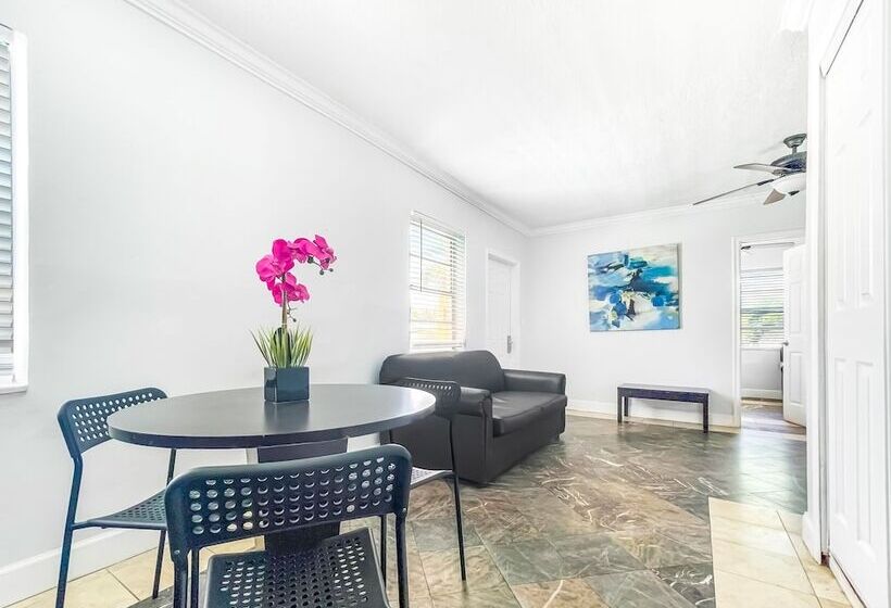 غرفة ديلوكس, The Blue Wave