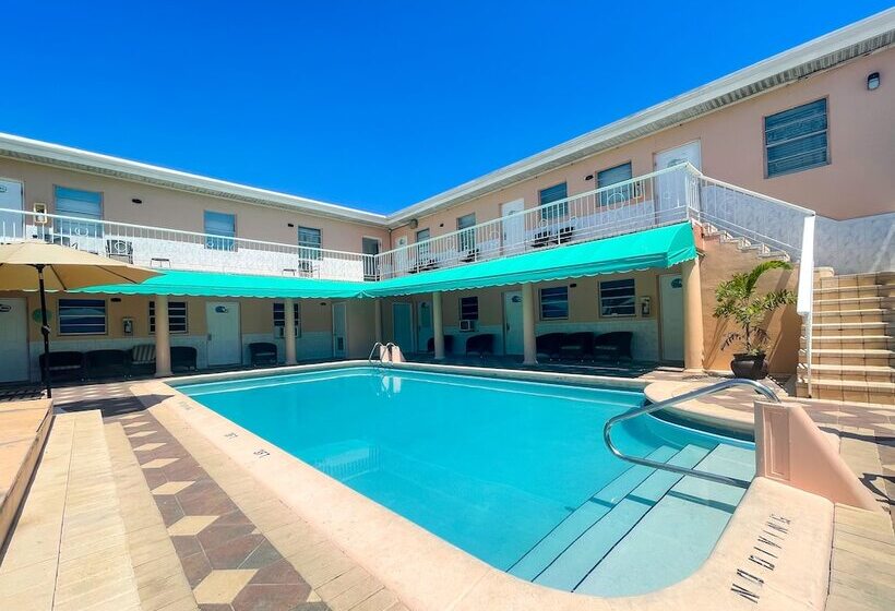 غرفة ديلوكس, The Blue Wave