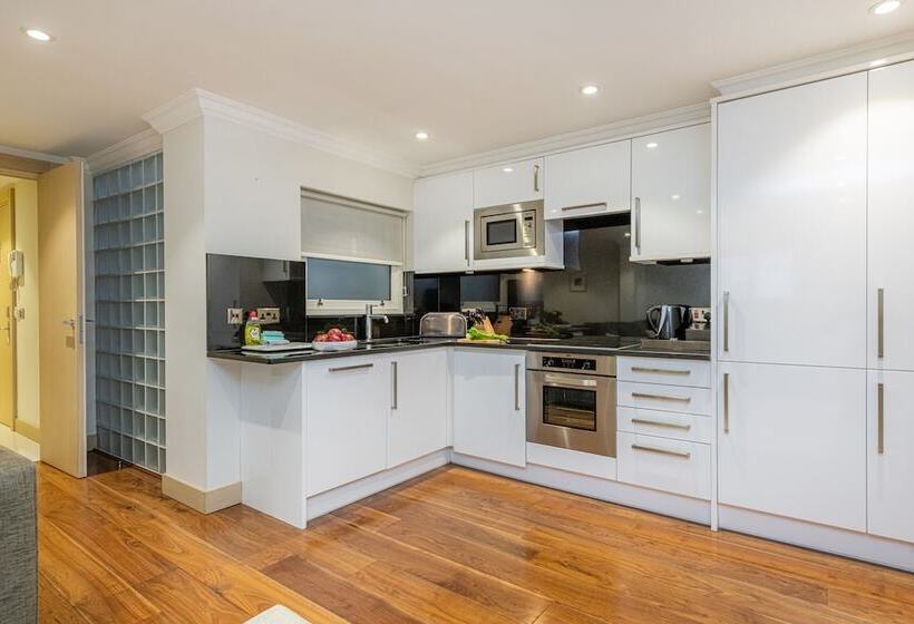 דירת אקזקיוטיב, חדר שינה 1, Claverley Court