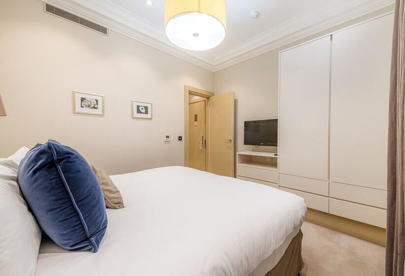 דירת חדר סופריור, Claverley Court