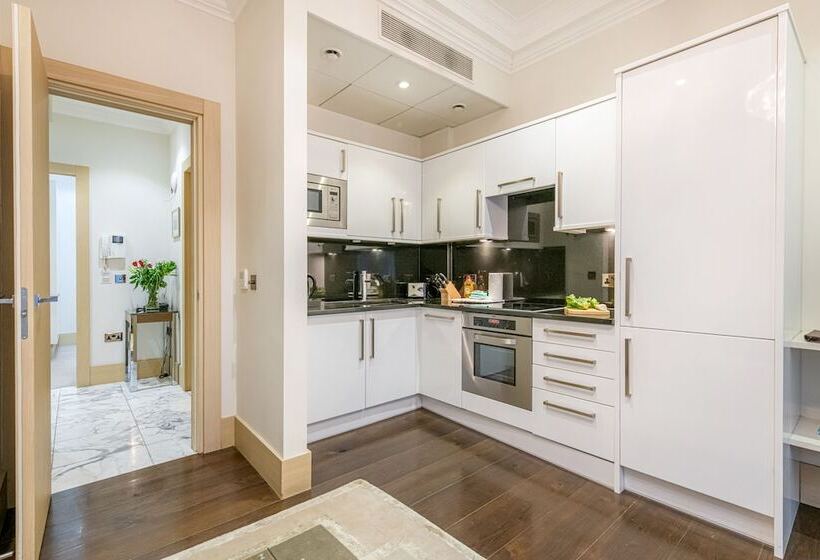 דירת חדר סופריור, Claverley Court