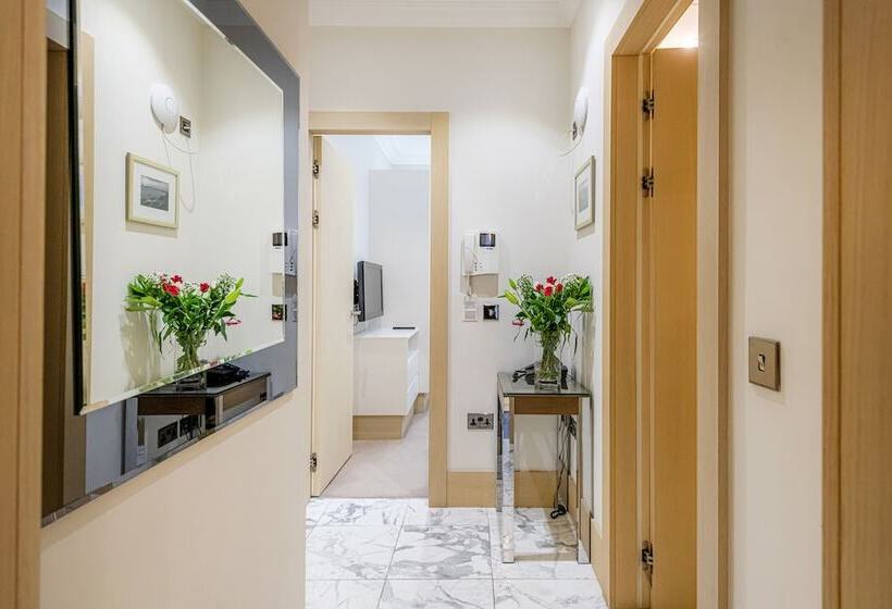 דירת חדר סופריור, Claverley Court