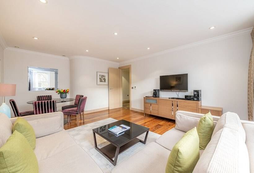 דירת אקזקיוטיב 2 חדרים, Claverley Court