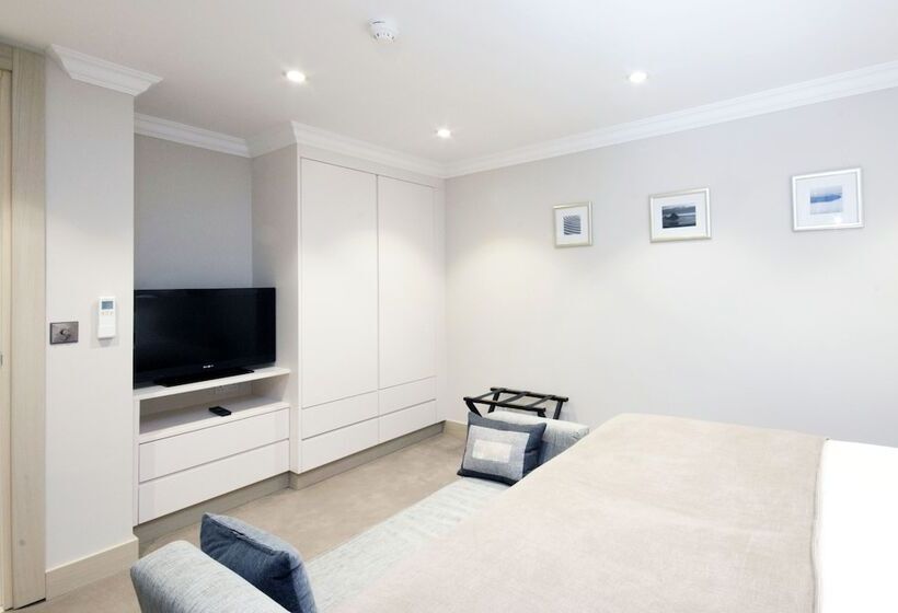 דירת אקזקיוטיב 2 חדרים, Claverley Court