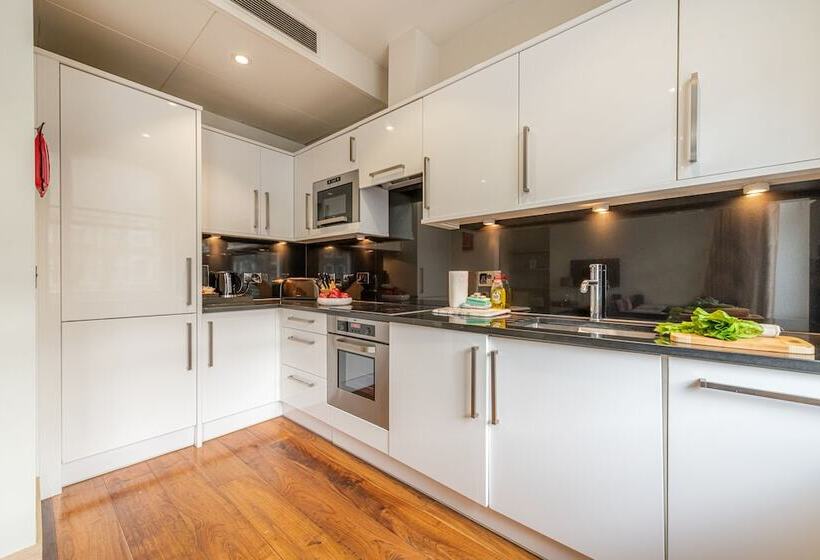 דירת דלוקס 2 חדרי שינה, Claverley Court