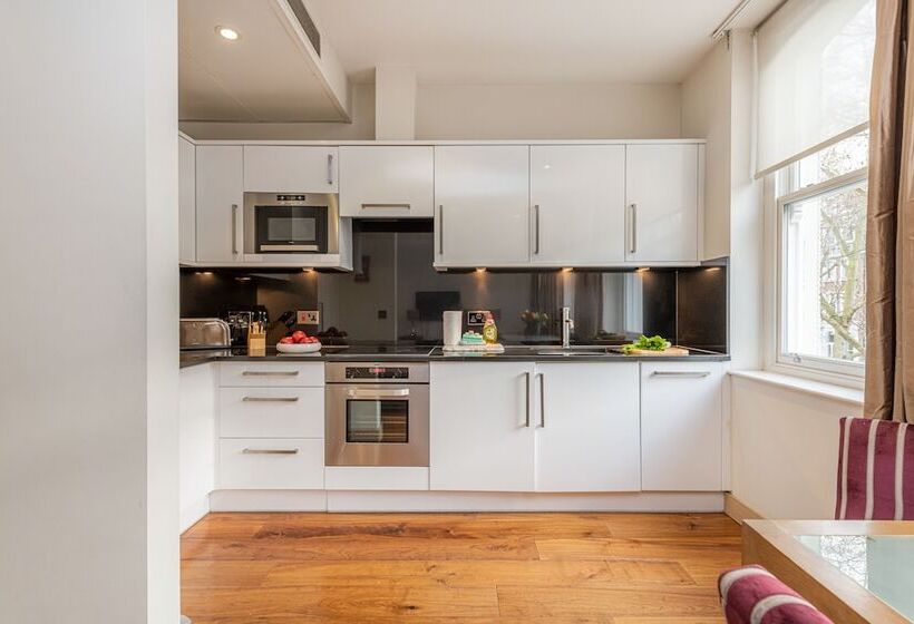 דירת דלוקס 2 חדרי שינה, Claverley Court