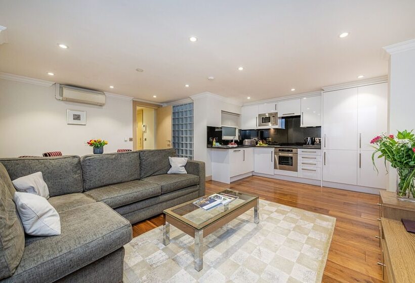 דירת אקזקיוטיב, חדר שינה 1, Claverley Court