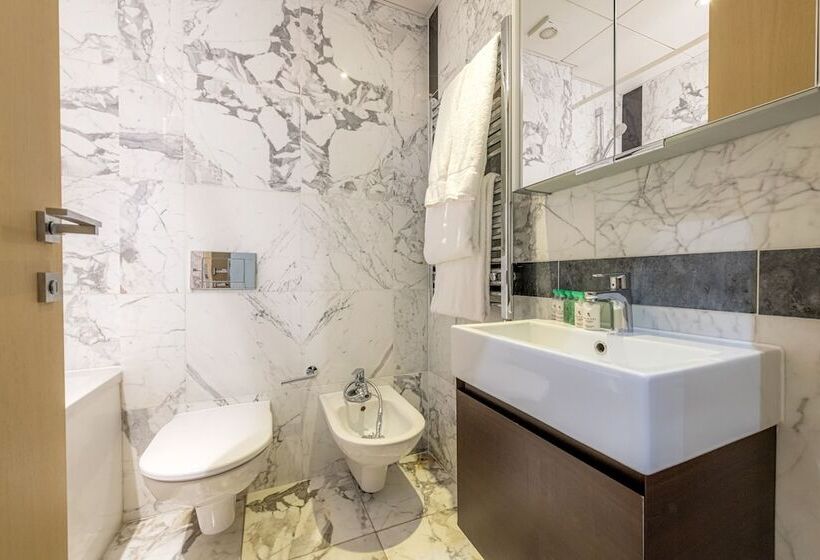 דירת חדר סופריור, Claverley Court